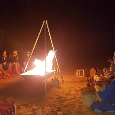Una noche en el desierto de Merzouga - Experiencia mejorada en Desert Camp | voooya