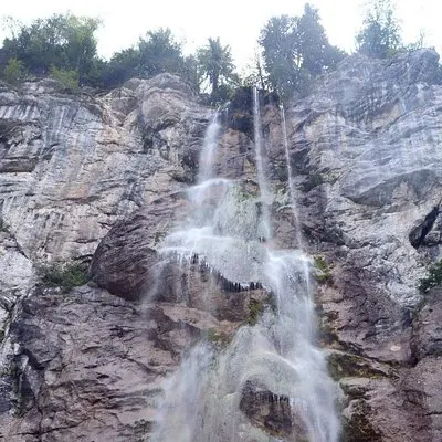 Skakavac Waterfall Light Hiking Adventure-日帰りツアー | voooya