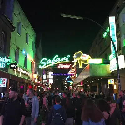 Tour della Reeperbahn - Passeggiata notturna di St. Pauli (min.2) | voooya