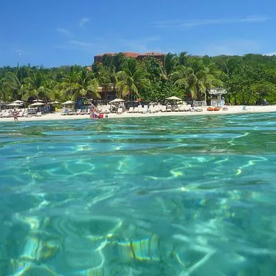 Roatan Chocolate Factory Rum Factory og stranddagstur | voooya