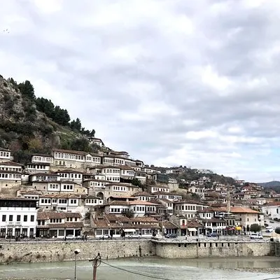 Desde Tirana : Berat Excursión de un día a la UNESCO y al lago Belshi | voooya