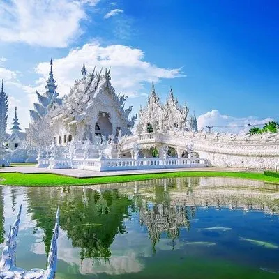 Från Chiang Rai Privat: vita, svarta och blå tempel | voooya
