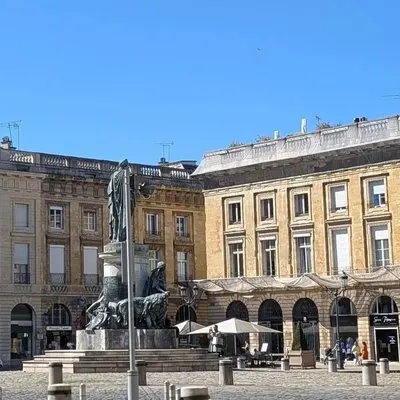 Champagne Capital City A Reims Visite guidée à pied autonome | voooya