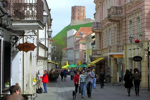 Découvrez les principaux sites touristiques et les trésors cachés de la vieille ville de Vilnius
