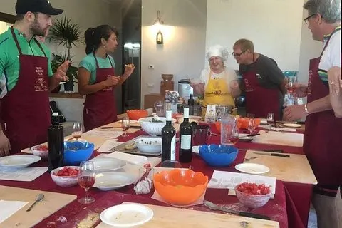 Cours de cuisine traditionnelle ombrienne dans la campagne d'Assise | voooya