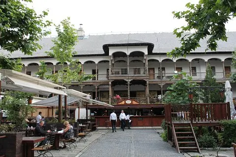 Visite à pied des fixateurs dans la vieille ville de Bucarest | voooya