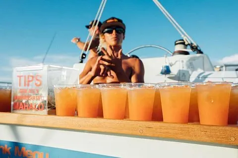 Waikiki : Croisière au coucher du soleil au départ de Beach & Cocktail Open Bar | Oahu | voooya