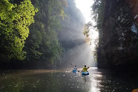 Ganztägiges Seekajak-Abenteuer in der Bucht von Ao Thalane ab Krabi | voooya