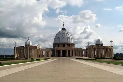 Yamoussoukro - verdens største katedral (Francais eller engelsk)