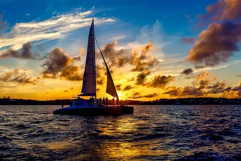 Croisière au coucher du soleil et Swizzle en catamaran indigène agité