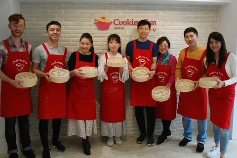 Chaque jour, "Xiaolongbao, nouilles au poulet à l'huile de sésame, salade froide râpée séchée, thé au lait perlé" Taiwan Traditional Food Experience-A, (Cours de cuisine de Taipei)