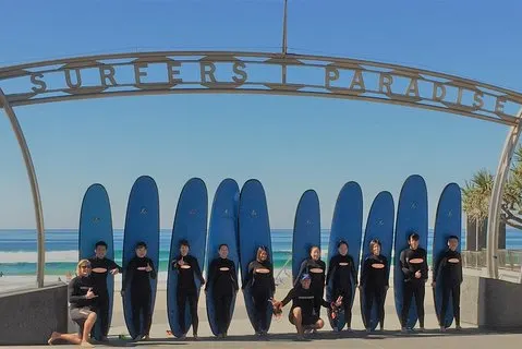 Lär dig att surfa på Surfers Paradise på Gold Coast