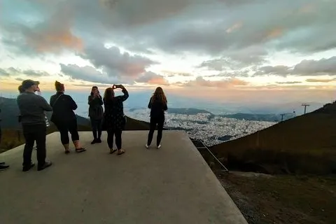 Meio do mundo e carrinho de cabo Tour privado
