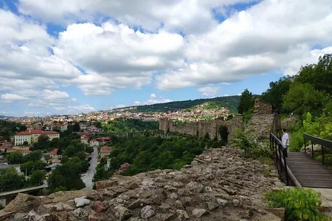 Upptäck Veliko Tarnovo i din takt: Privat eller självguidad tur