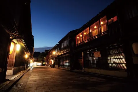 Kanazawa Night Tour mit lokalen Mahlzeiten und Getränken