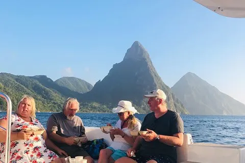 Tour privado en barco por Santa Lucía, baño de barro, cascada y playa