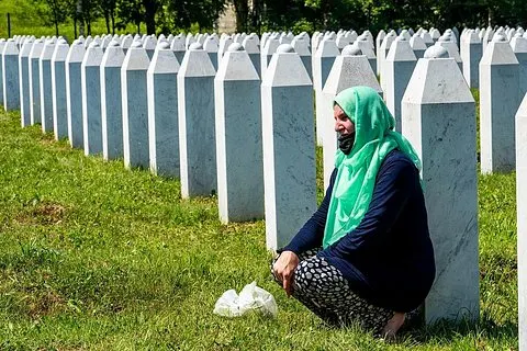 Comprensione del tour del genocidio di Srebrenica + pranzo con famiglia locale inclusa