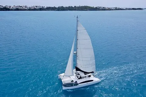 Catamaran privé aux Bermudes : plongée en apnée, épaves et saut de falaise