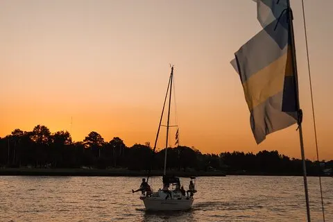 Sejl ned af Río de la Plata med en god vin og lyt til argentinsk tango.