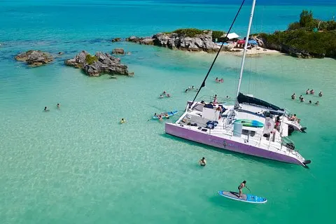 Excursion agitée en catamaran autochtone à la voile et en apnée