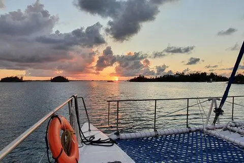 Voile de coucher de soleil en catamaran