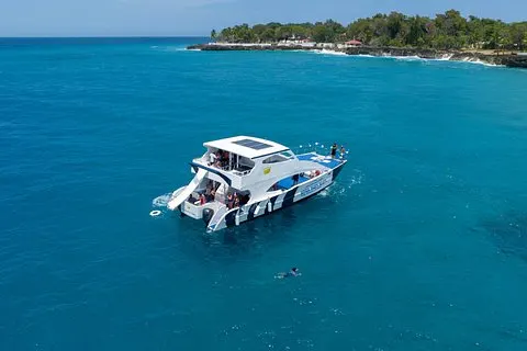 Bateau de fête à Sosua, plongée en apnée et collation avec barbecue, boissons incluses