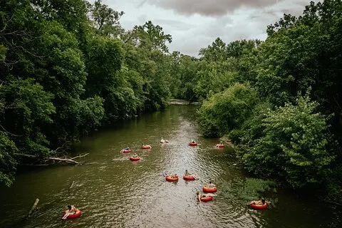 2-timers Roanoke River Tubeudlejning med shuttle