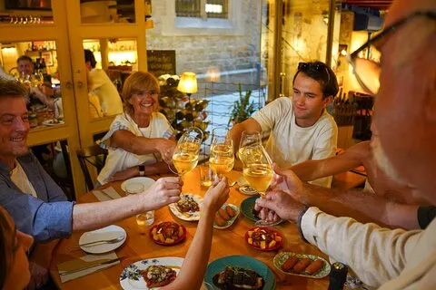 Visite à pied en petit groupe des Tapas et vins de Barcelone