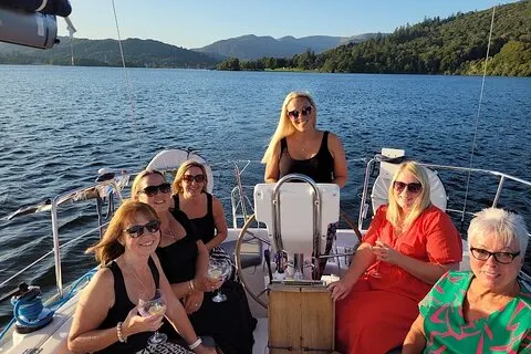 Experiencia privada de navegación y cena en el lago Windermere