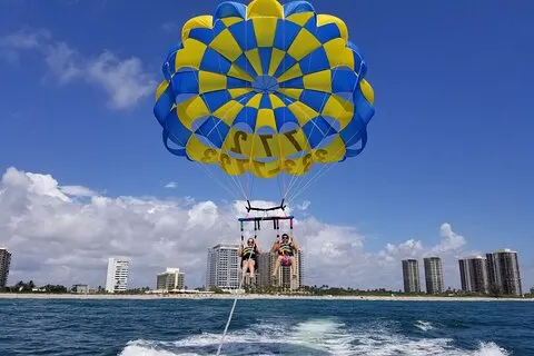 Atividade de parasailing em West Palm Beach