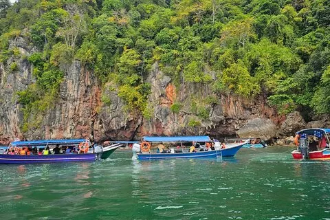 Compartilhando passeio de barco de meio dia pelos manguezais com almoço em Langkawi