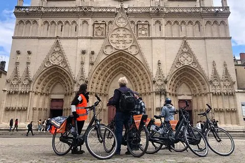 2,5h Visite guidée à vélo de la vieille ville de Lyon avec un Guide local | voooya