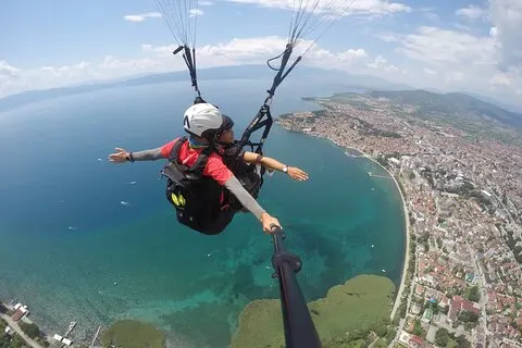 Paragliding over Ohridsjøen i Nord-Makedonia