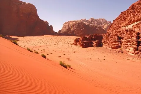 Wadi Rum: Explorer Jeep Tour Pass + Lokal mad + valgfri ophold