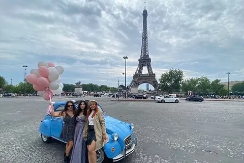 Découvrez Paris avec style à bord d'une voiture vintage française classique ! | Voooya.com