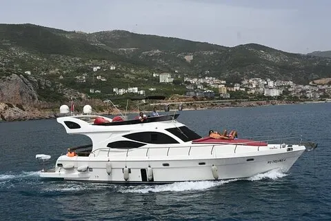 Tour privado en yate My Dream en Alanya con almuerzo y refrescos
