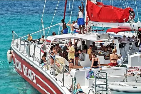 Crucero en catamarán y snorkel en Montego Bay Open Bar + DJ