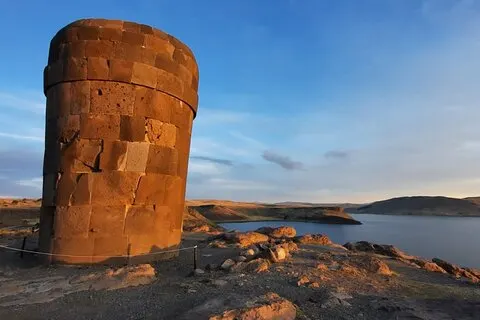 Chullpas toeristische rondleiding op de Sillustani Inca-begraafplaats