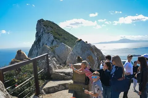 Excursión histórica al Peñón de Gibraltar y la Cueva de San Miguel desde Sevilla | voooya