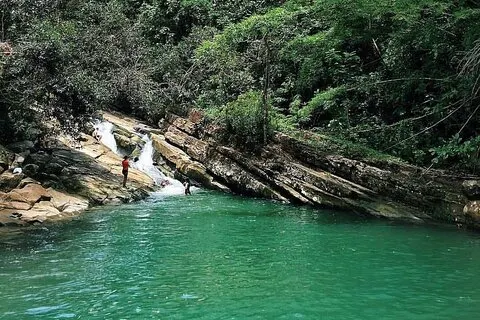 2 ture på 1 dag: Restauranter i nærheden af Rainforest Waterslides & Beach Tour w/Transport