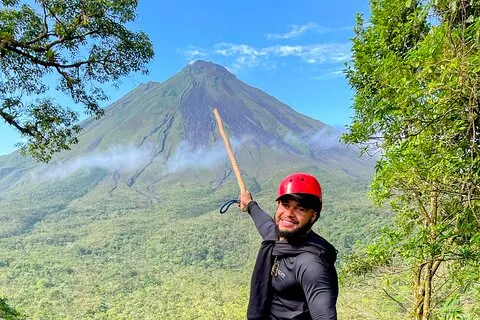 Aventure Premium au départ de la cascade du volcan Arenal et des sources chaudes de San José | voooya