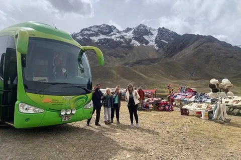 Toeristenbus van Cusco naar Puno met culturele stops en lunch.