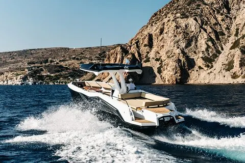 Milos : Excursion en yacht en petit groupe — Kleftiko Sarakiniko Poliegos