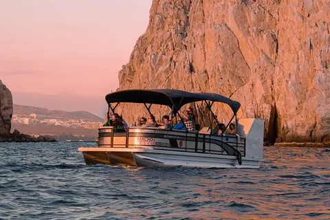 Croisière privée en Tritoon de Cabo : Arche, plongée ou coucher de soleil | voooya