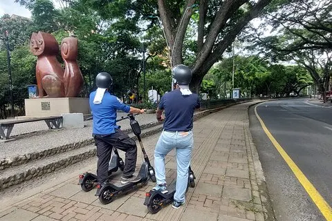 Cali on Two Wheels : Balade en scooter avec nourriture locale et points de repère | voooya