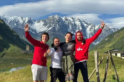 Excursion d'une journée à Ushguli au départ des monastères et tours des cascades de Kutaisi