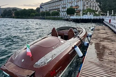 Tour privé du lac de Côme en bateau classique en bois