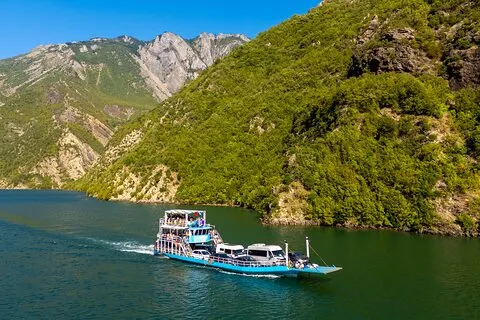 Fra Shkodra: Koman Lake eventyr med båttur og kajakk