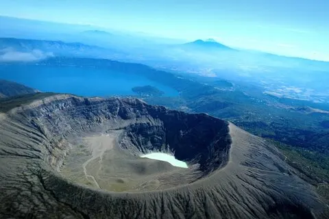 サンタアナ火山ハイキング＆コアテペケ湖でのランチ（プライベートツアー）