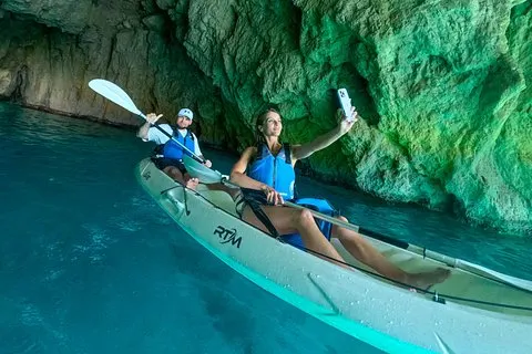 Kajakktur på Capri mellom grotter og strender. GoPro-bilder inkludert. | Voooya.com